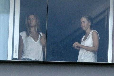 Bündchen e marido na varanda de hotel