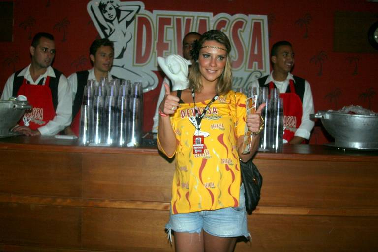 Camila Rodrigues estreia look loiro