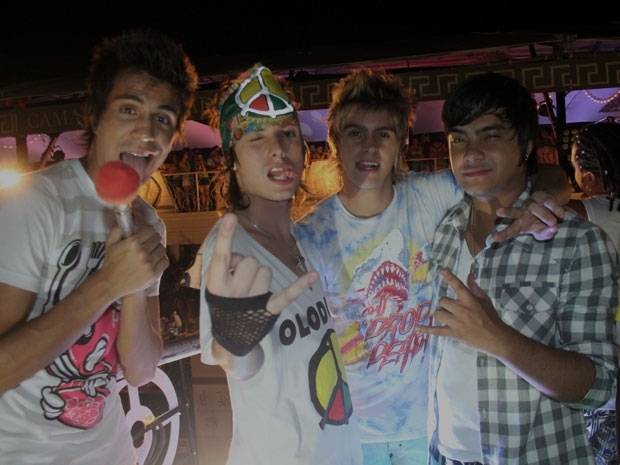 Olodum canta com a banda Restart