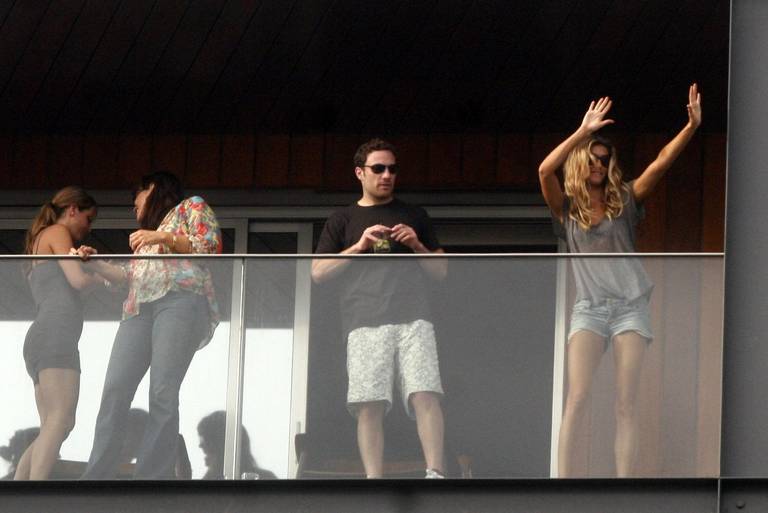 Gisele dança na sacada do hotel