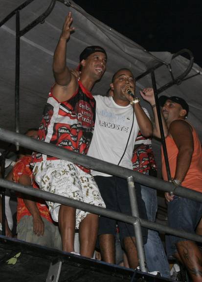 Ronaldinho faz dueto com Dudu Nobre