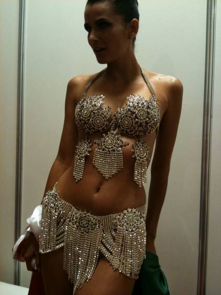Fê Motta mostra fantasia antes do desfile