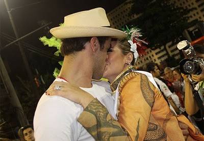Paola Oliveira ganha beijo da sorte