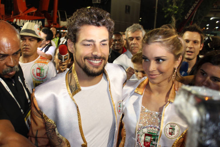 Com chuva, vips desfilam na Grande Rio
