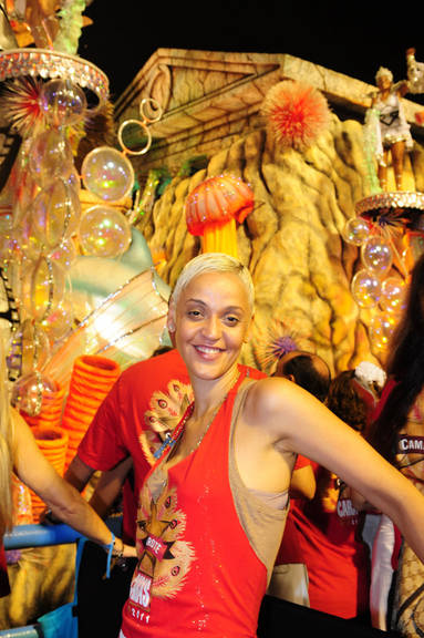 Mariza se encanta com folia brasileira