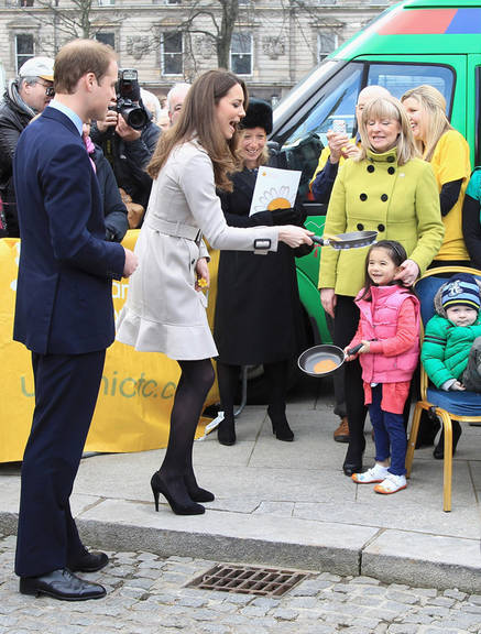 Kate Middleton brinca com panquecas