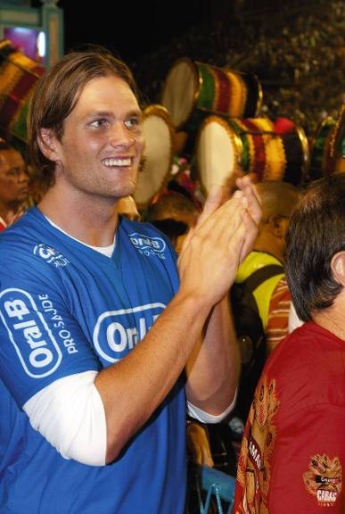 O olhar apaixonado de Tom Brady com a performance da sua amada