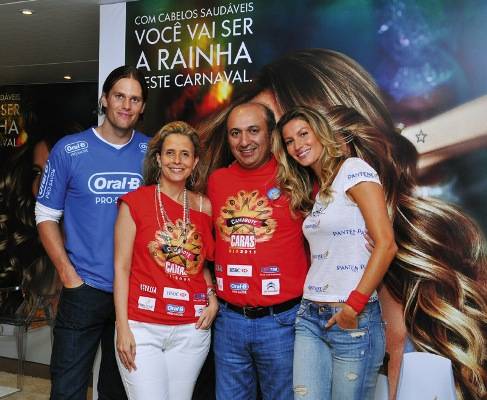 Alegria de Gisele na hora de se aprontar para o carnaval