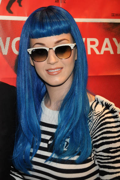 Katy Perry usa peruca azul em Paris