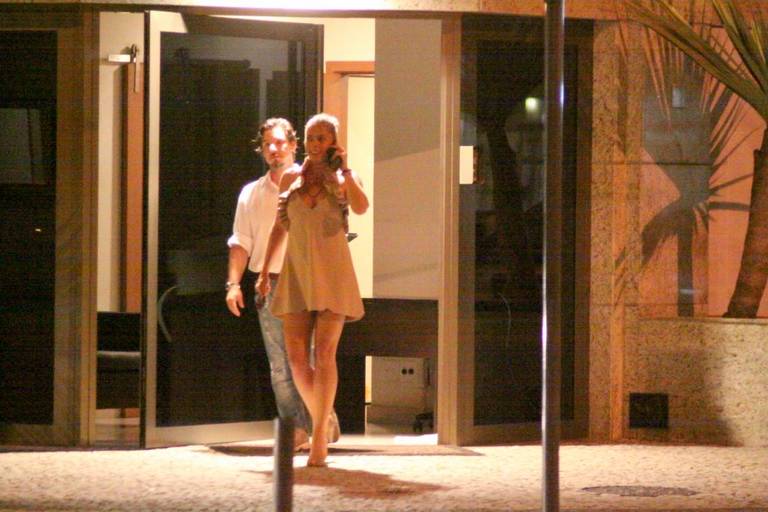 De vestido, Galisteu janta com o marido