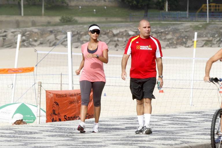 FOTO: Taís Araújo caminha na praia