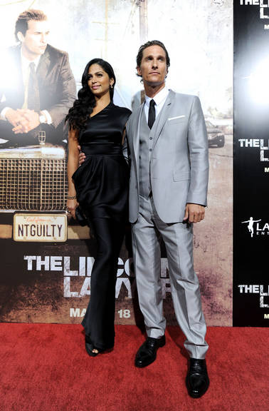 Camila e Matthew brilham em première