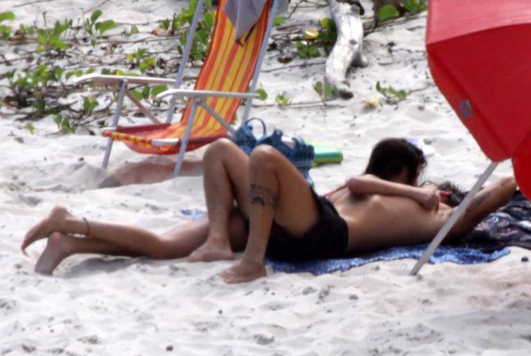FOTO: Thaila e Paulinho namoram na praia