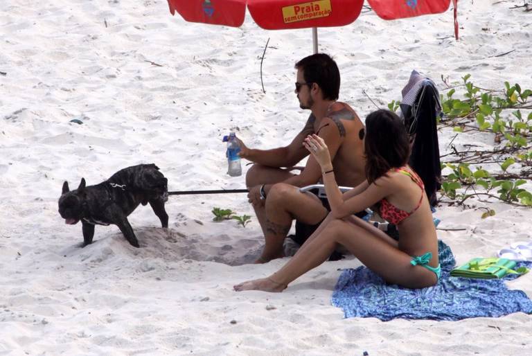 Vilhena e Thaila curtem praia no Rio