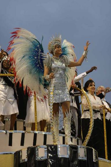 Ana Hickmann vai ao desfile das campeãs