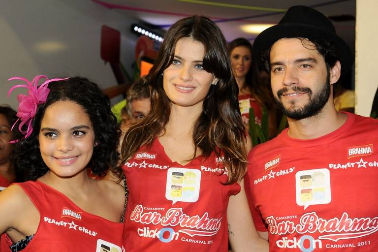 Isabeli Fontana confere escolas de samba