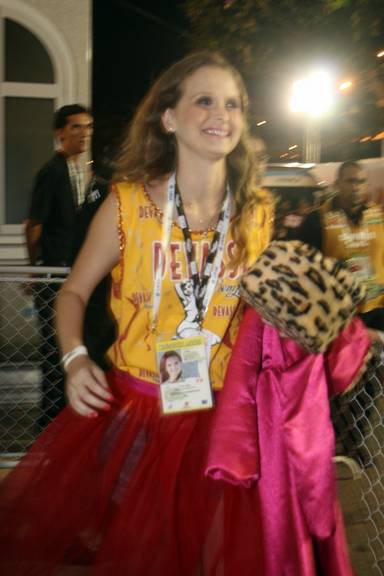Fernanda Rodrigues corre para desfilar