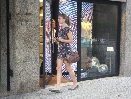 FOTO: Grazi passeia pelo Leblon