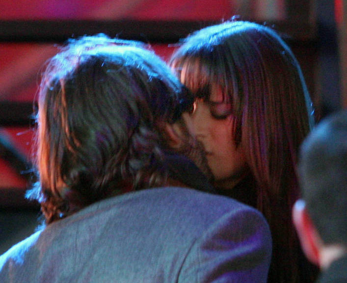 FOTO: O beijo de Kutcher e Lea Michele