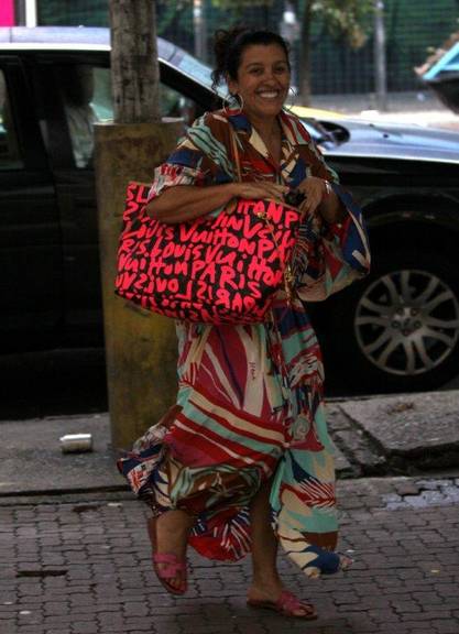 FOTO: Regina Casé passeia no RJ