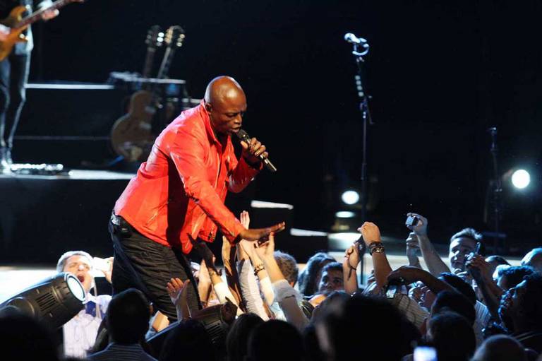 Seal estreia turnê com vips na plateia