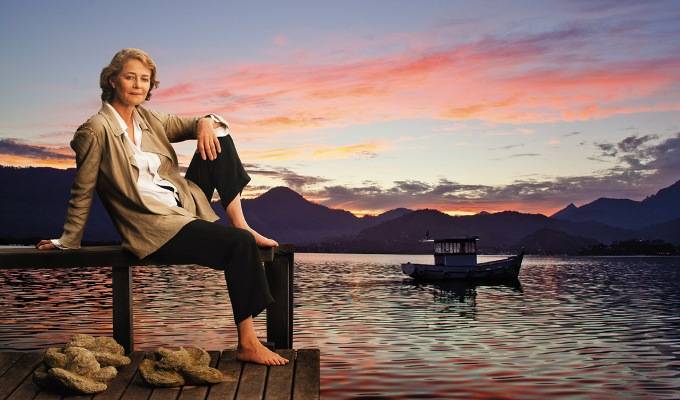 Charlotte Rampling desconstroi sua imagem de mulher enigmática