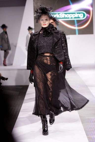 FOTO: Bittar desfila look transparente