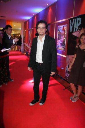 Wagner Moura estiloso em pré-estreia