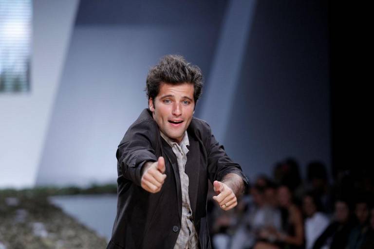 Animação de Bruno Gagliasso em desfile
