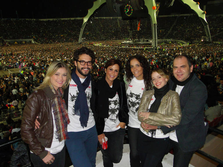 Vips se antecipam e veem U2 no Chile; Guilherme Winter vai com nova namorada