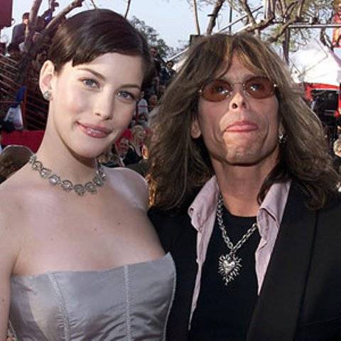 Steven Tyler usa as roupas da filha Liv