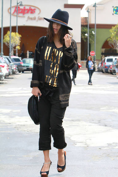 FOTO: Hudgens arrasa de chapéu