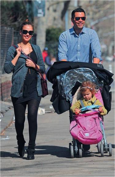 Jessica Alba em dia de sol com a família