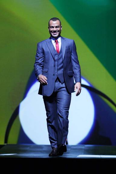 Galãs viram tops em desfile! Veja fotos!