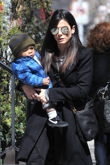 FOTO: Sandra Bullock passeia com filho