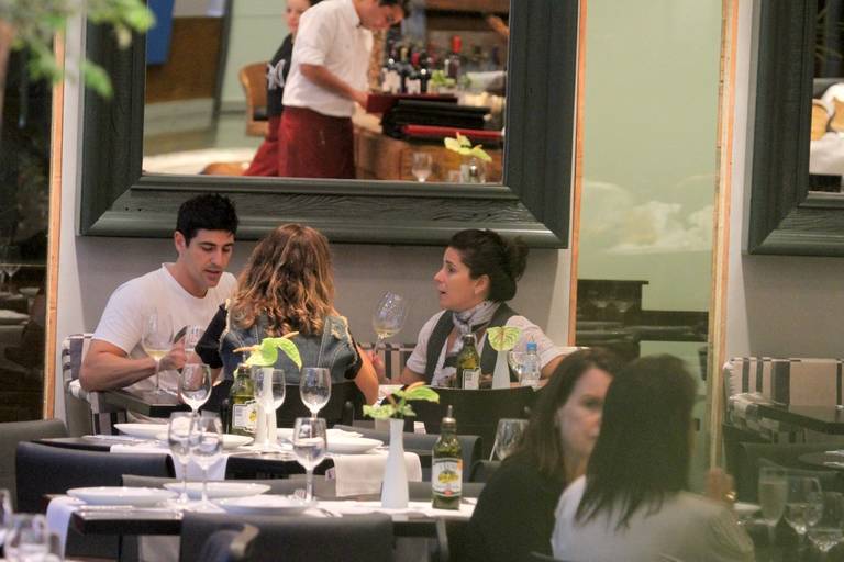 Gianecchini e Antonelli almoçam no Rio