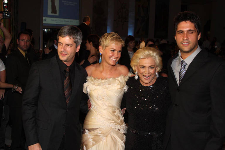 TV CARAS: Victor e Leo apoiam Xuxa