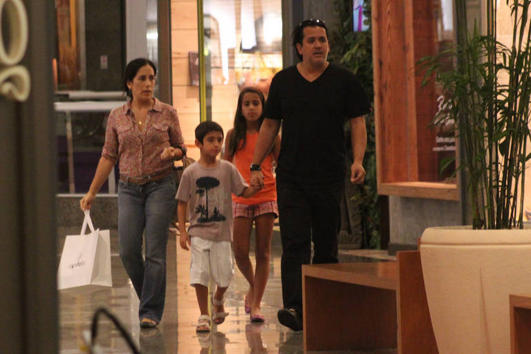FOTO: Glória Pires e a família em passeio