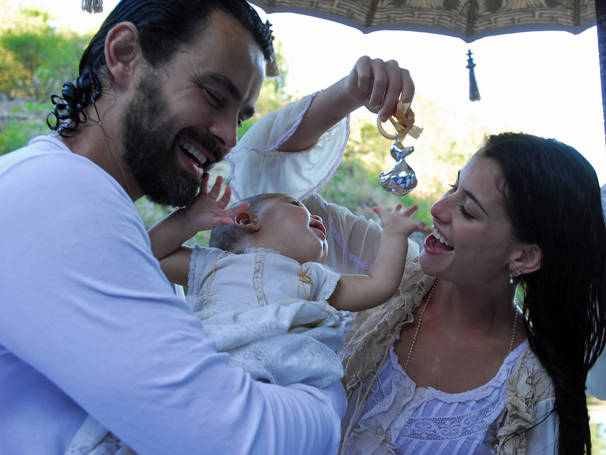 FOTO: Alinne e Carmo com filha da ficção