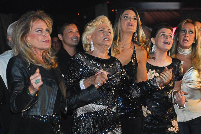 Hebe dança ao som de Roberto Justus