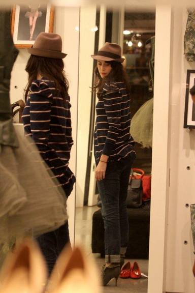 Estilosa, Mayana Moura prova sapatos
