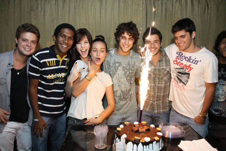 Ator de Malhação ganha festa surpresa