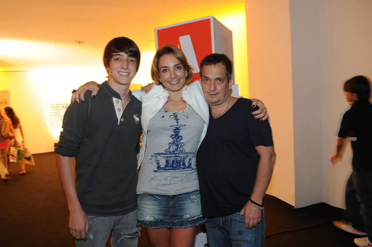 Dani Franco tieta os filhos em desfile