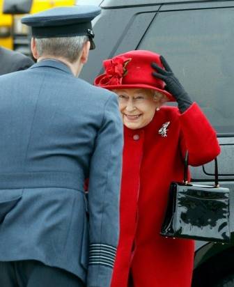 Rainha Elizabeth quase perde o chapéu