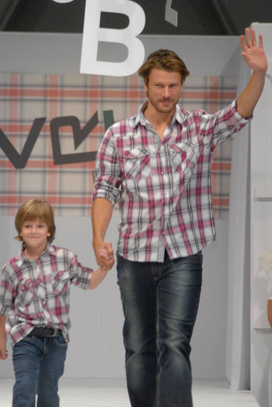 Rodrigo Hilbert desfila em São Paulo
