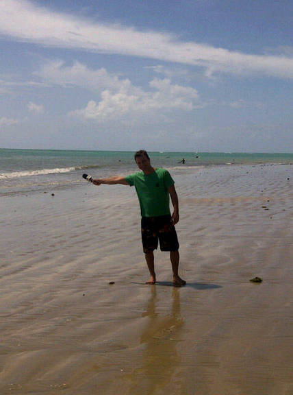FOTO: Cássio Reis grava na praia