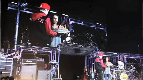 Justin Bieber canta parabéns para mãe