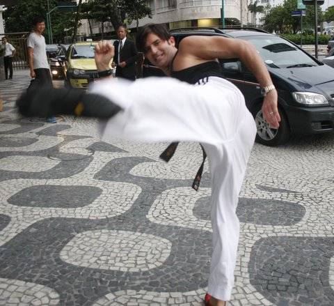 FOTOS: Dr. Rey joga capoeira no Rio