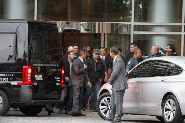 Bono Vox é cercado por fãs em SP
