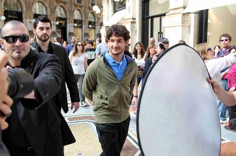 Milão: Pato participa de sessão de fotos